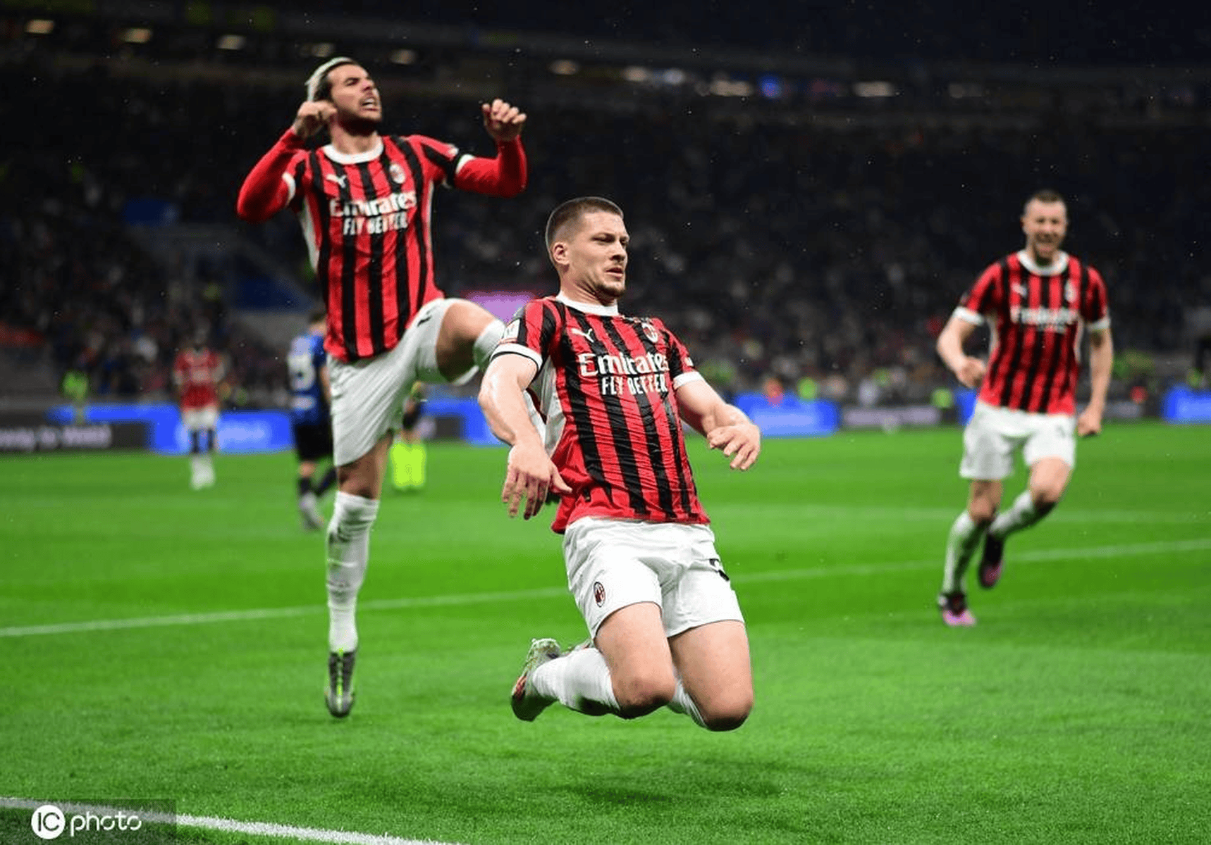 开云体育下载-包含AC米兰中锋梅开二度，帮助球队继续领跑积分榜的词条