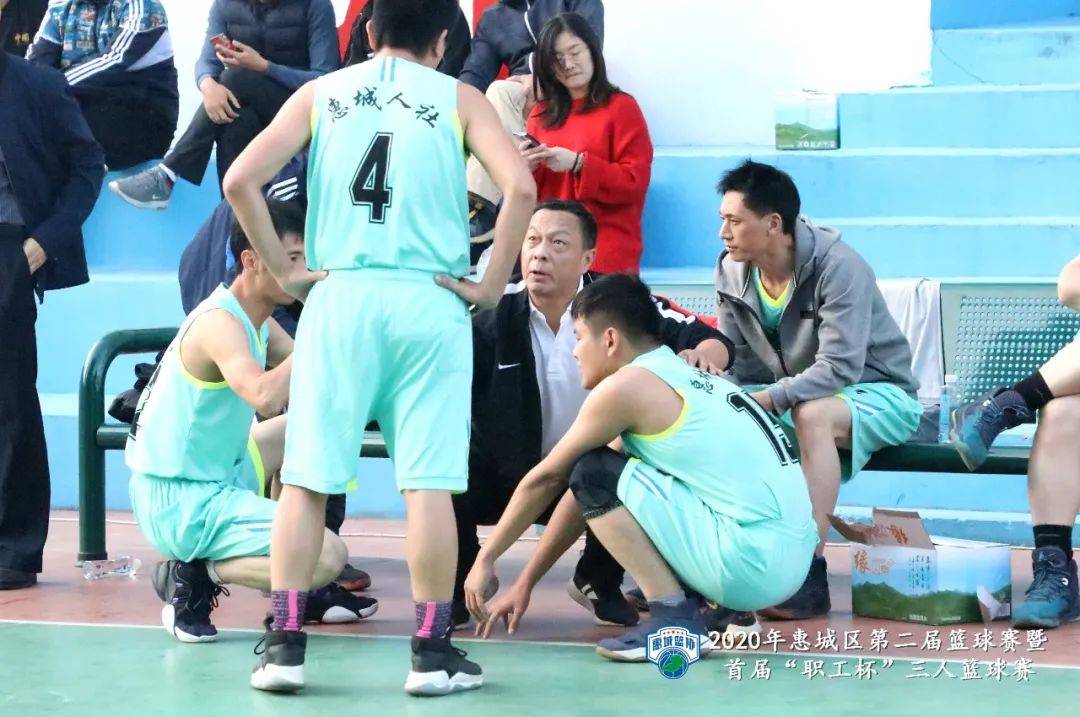 包含神话般故事在比赛场上上演,球员们尽显风采的词条 包含神话般故事在比赛场上上演,球员们尽显风采的词条