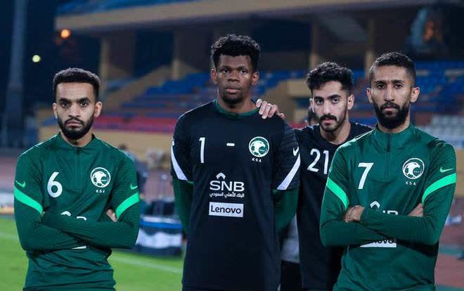 国内职业足球比赛赛程密集紧张，球员们备战全力的简单介绍