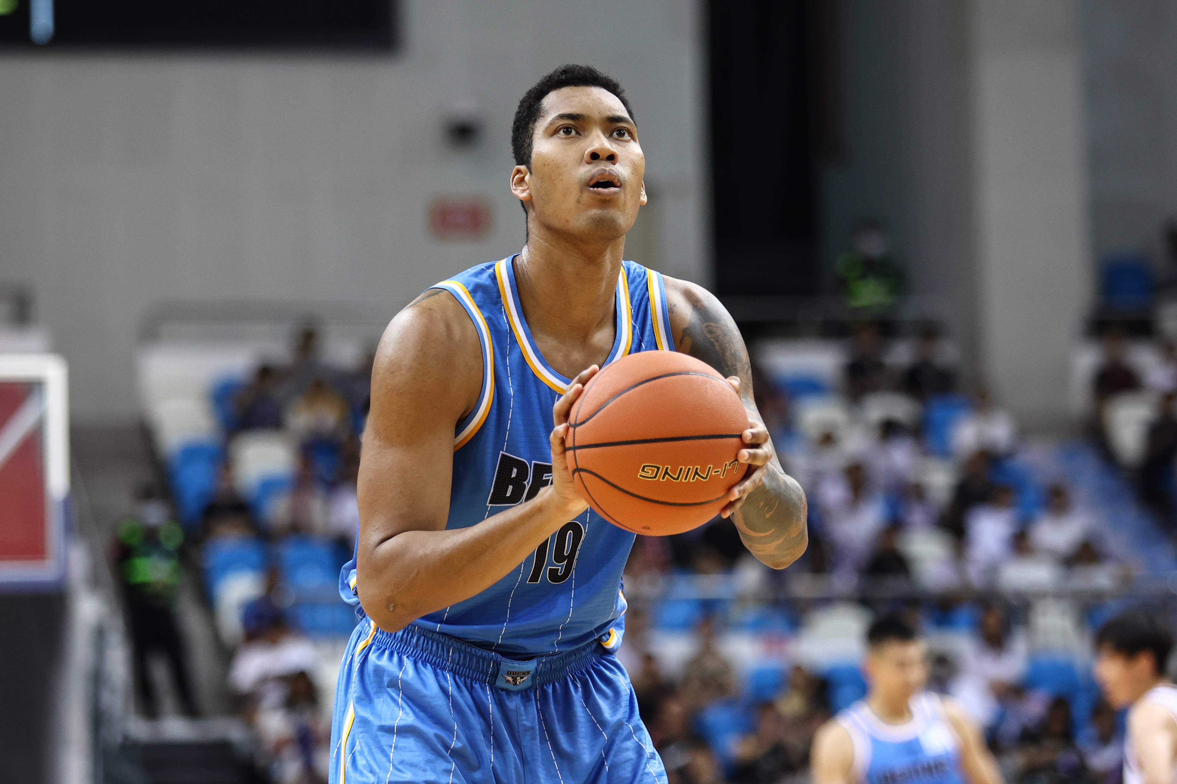 青年篮球职业选手迎接新挑战