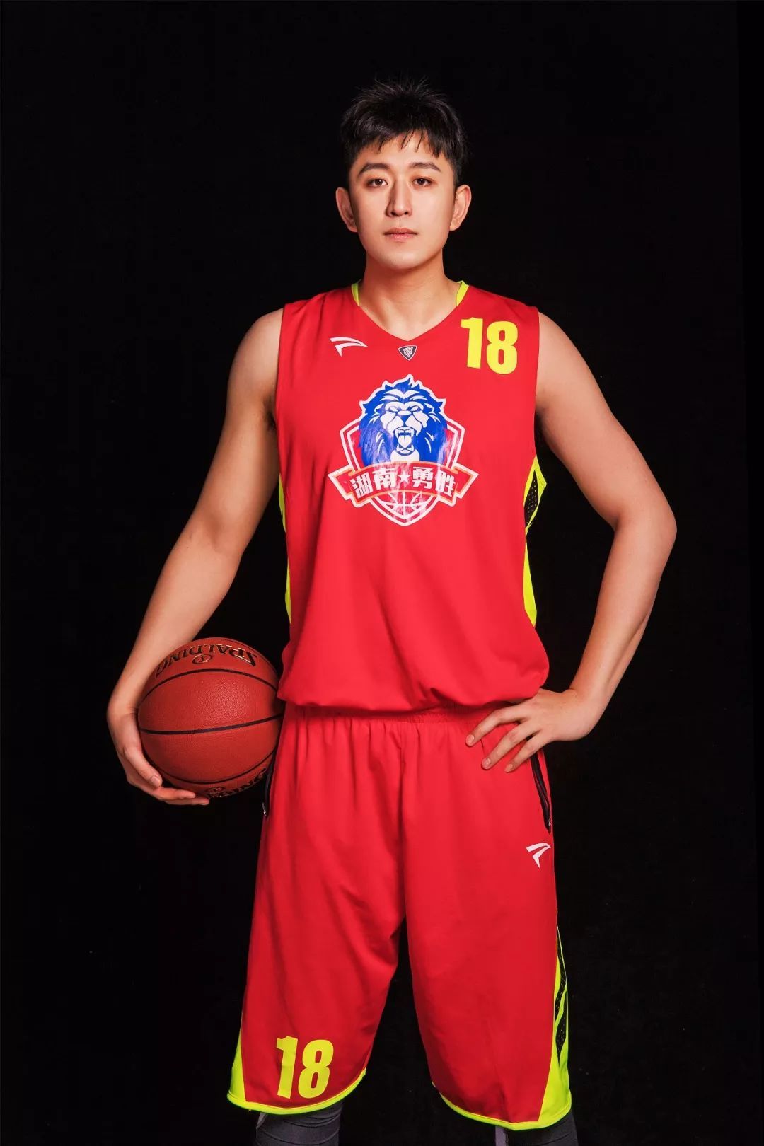 篮球运动员个人风采赛场上尽显