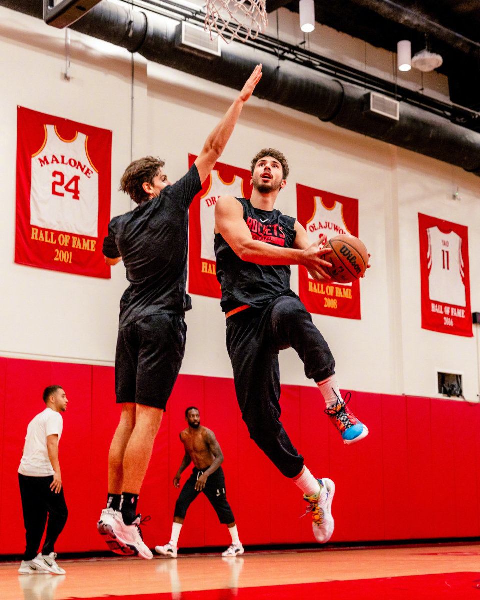 开云体育-火箭队全队备战新赛季首场比赛