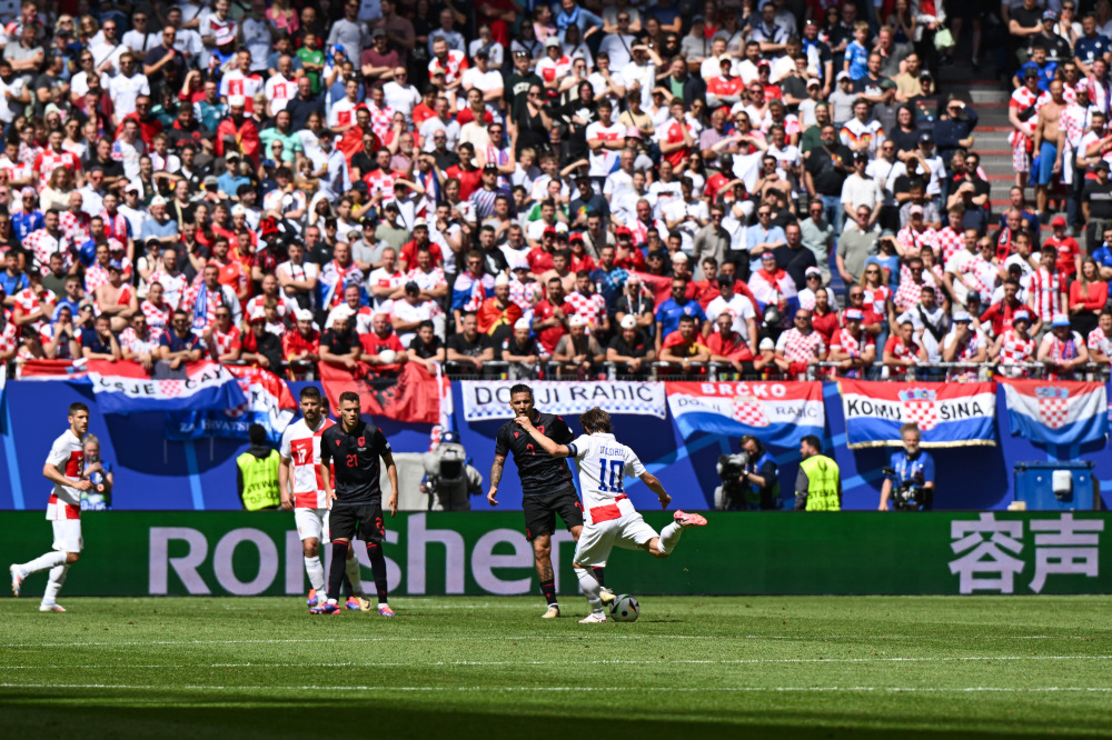 开云体育在线-包含阿尔巴尼亚球员展现高效率射门的词条