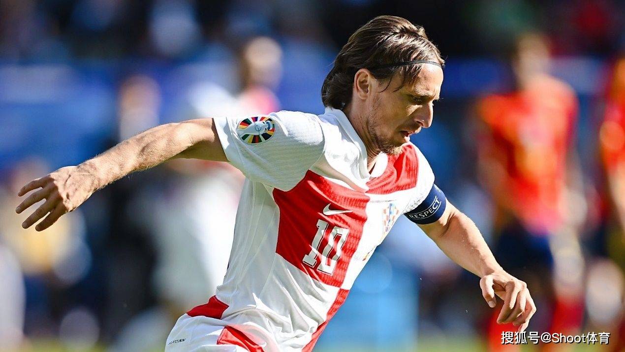 包含阿尔巴尼亚球员展现高效率射门的词条