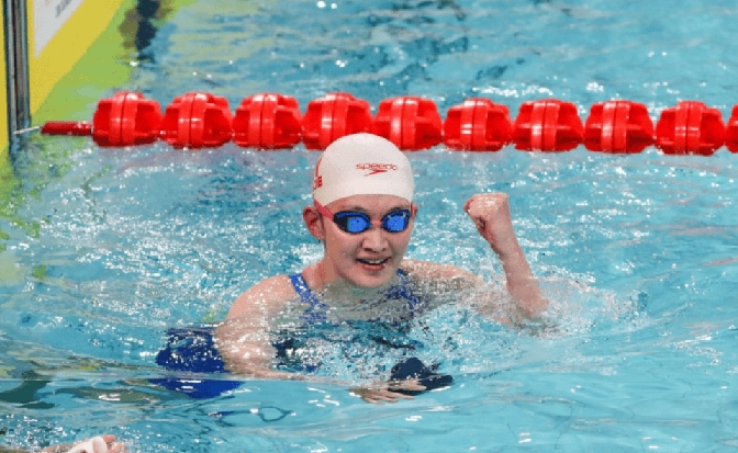 开云体育中国-日本游泳选手刷新世界纪录，夺金成功