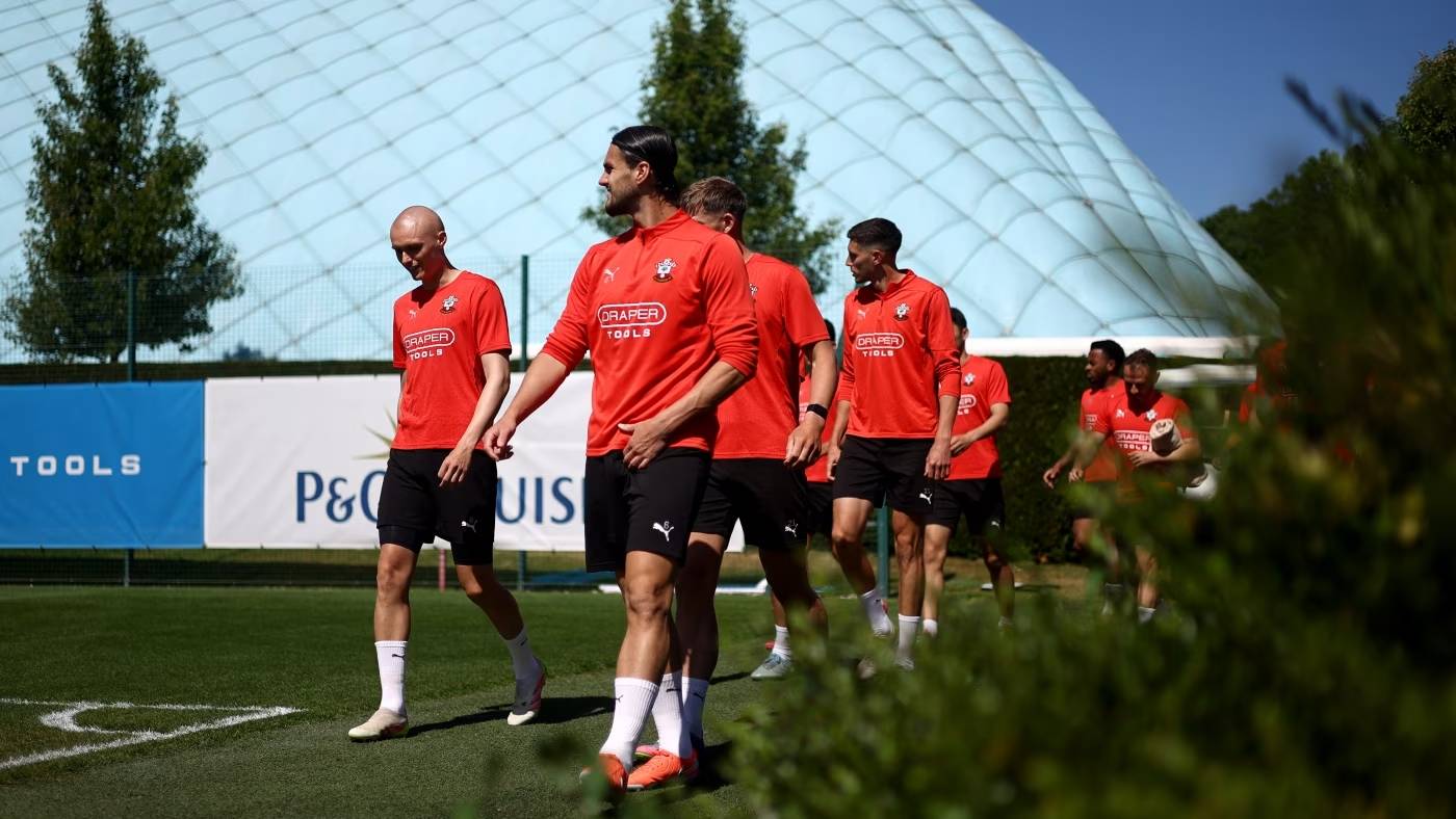 南安普顿逆袭成功,球队实力迎来巅峰 南安普顿逆袭成功,球队实力迎来巅峰