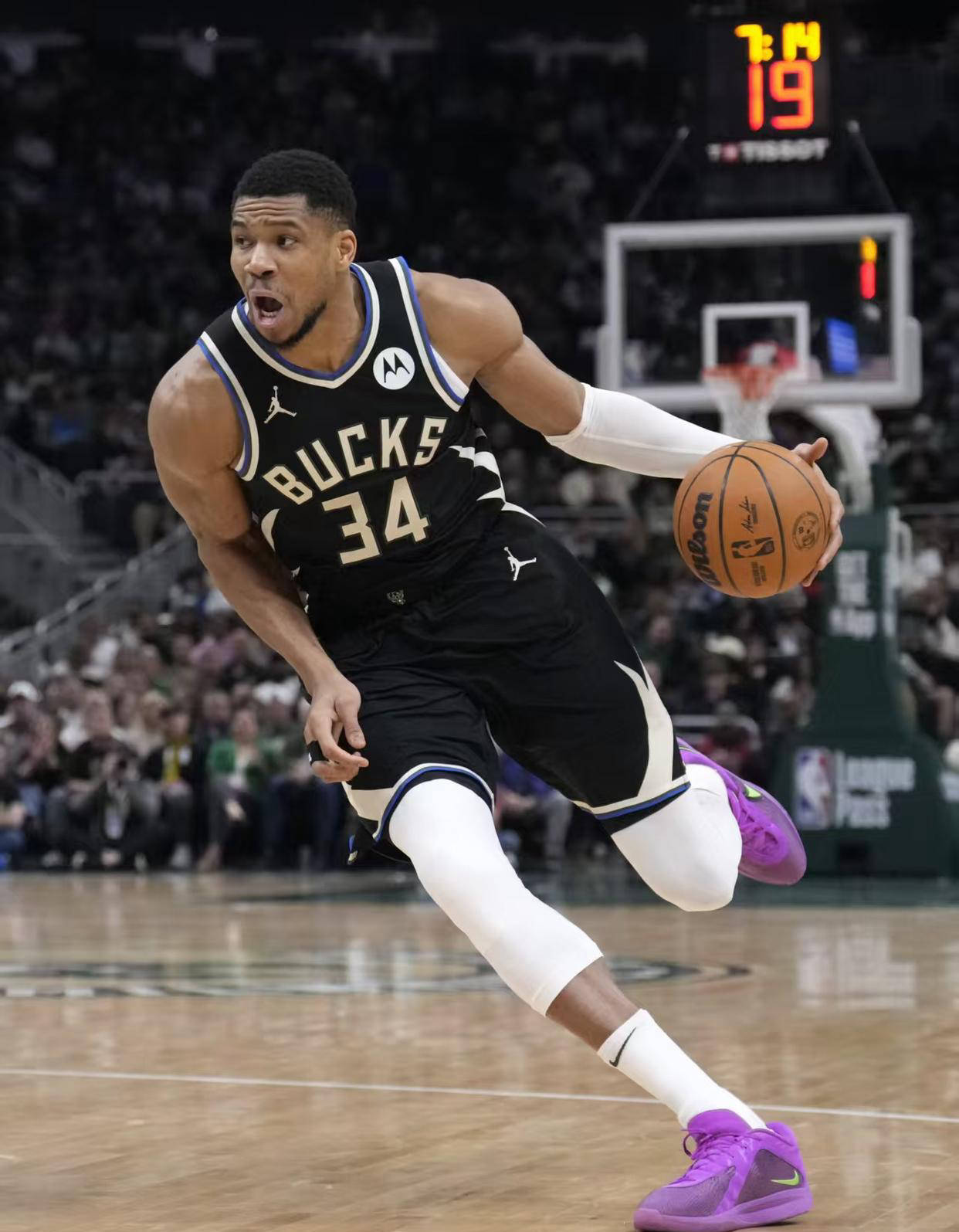 雄鹿二次压哨绝杀人,字母哥再度凝聚神威 雄鹿二次压哨绝杀人,字母哥再度凝聚神威