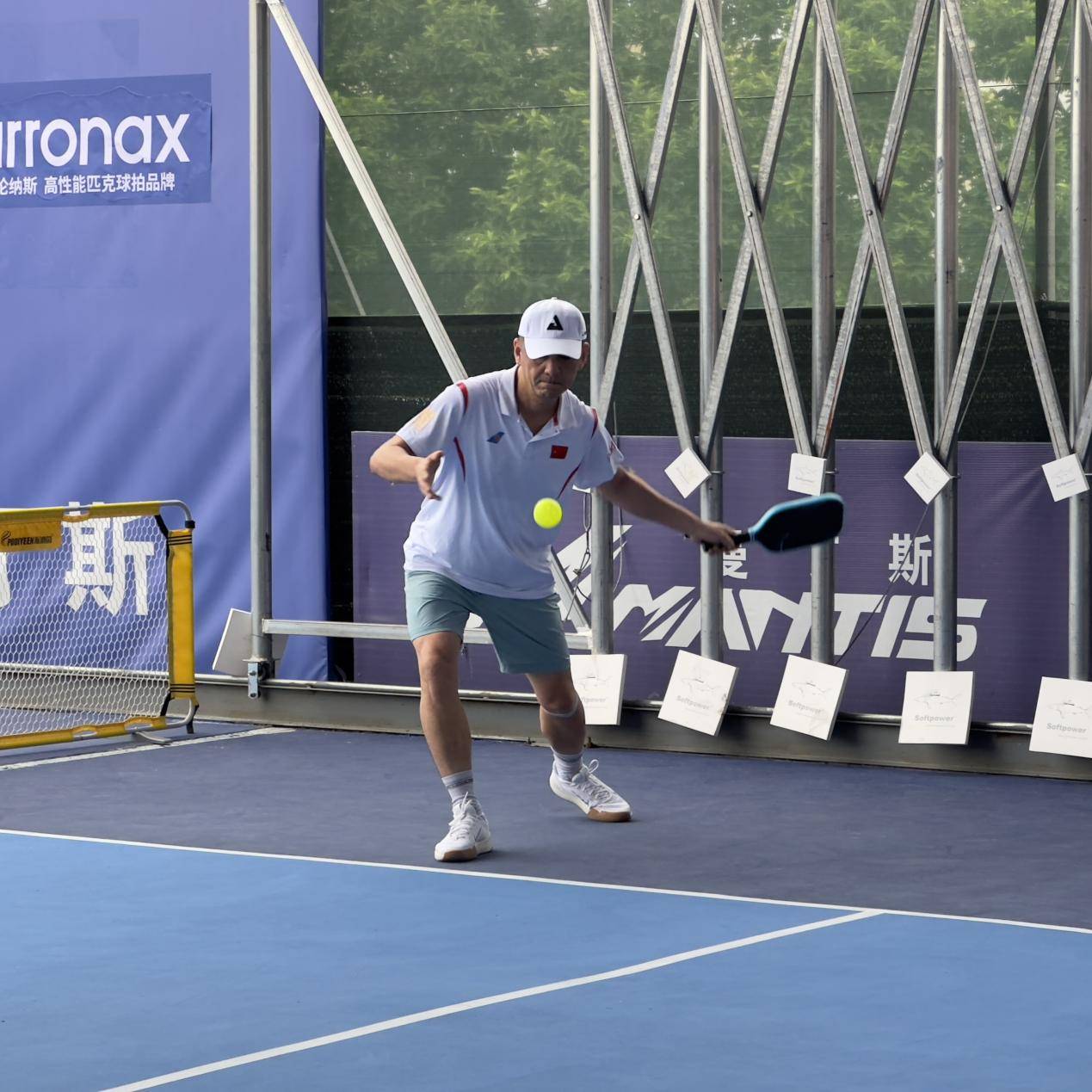 激情碰撞,场上赛场火花四溅 激情碰撞,场上赛场火花四溅