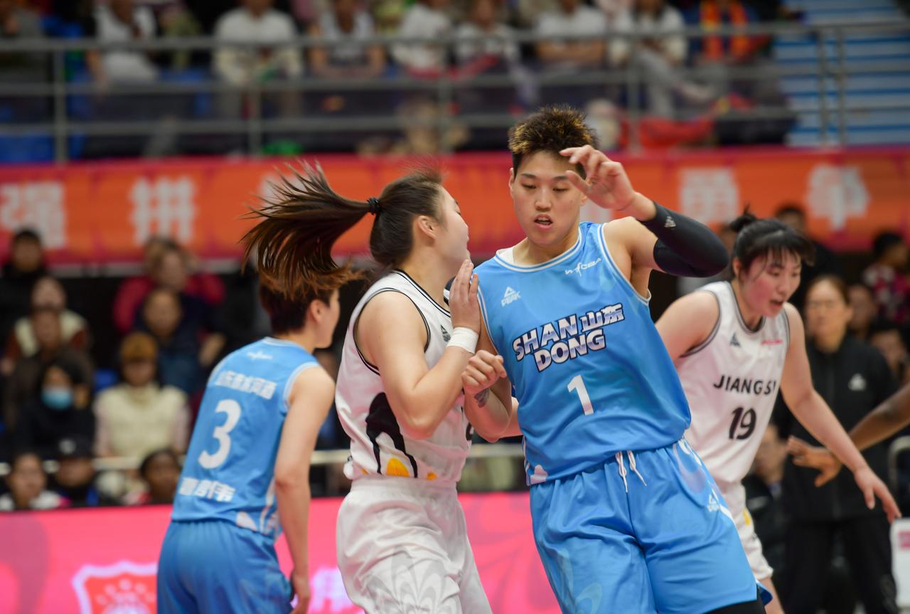 青岛女篮全员集结备战,冲击新赛季 青岛女篮全员集结备战,冲击新赛季