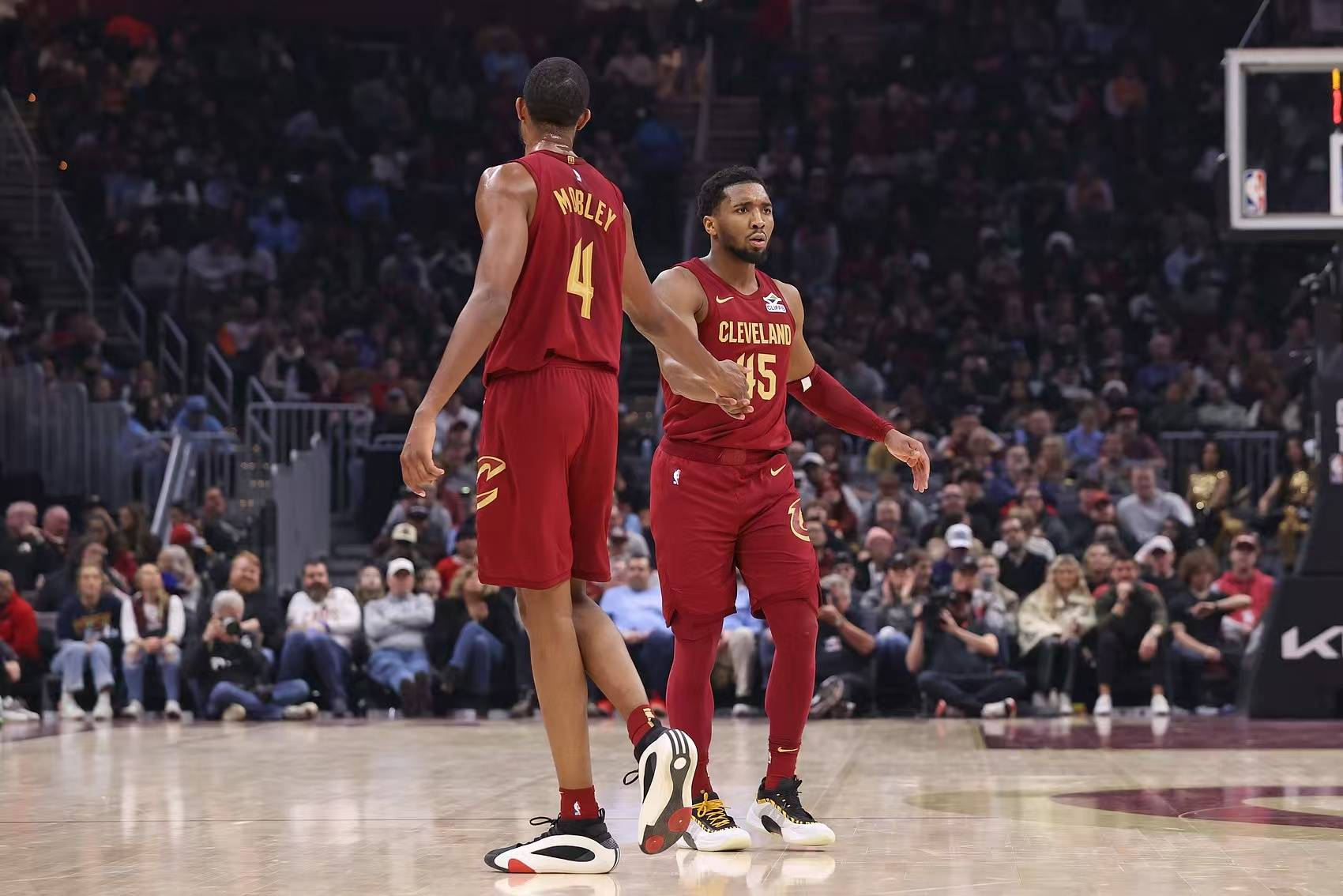 人队击败对手,赢得关键胜利 人队击败对手,赢得关键胜利