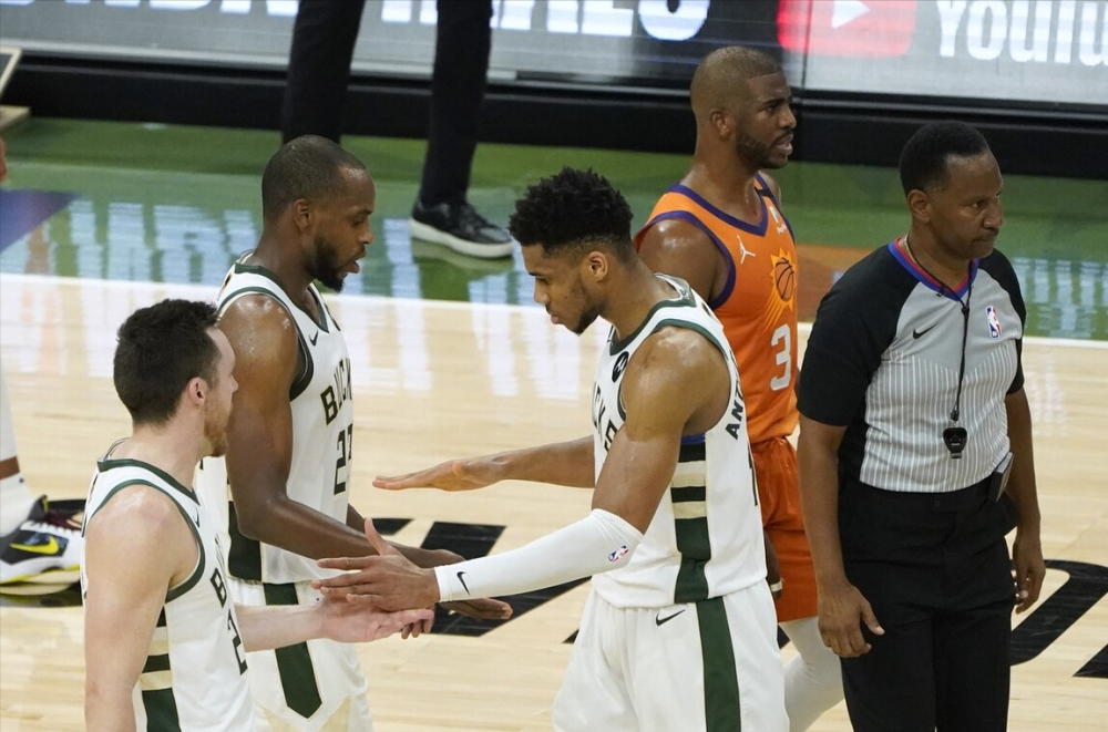 痛击雄鹿,国王主场取得胜利 痛击雄鹿,国王主场取得胜利