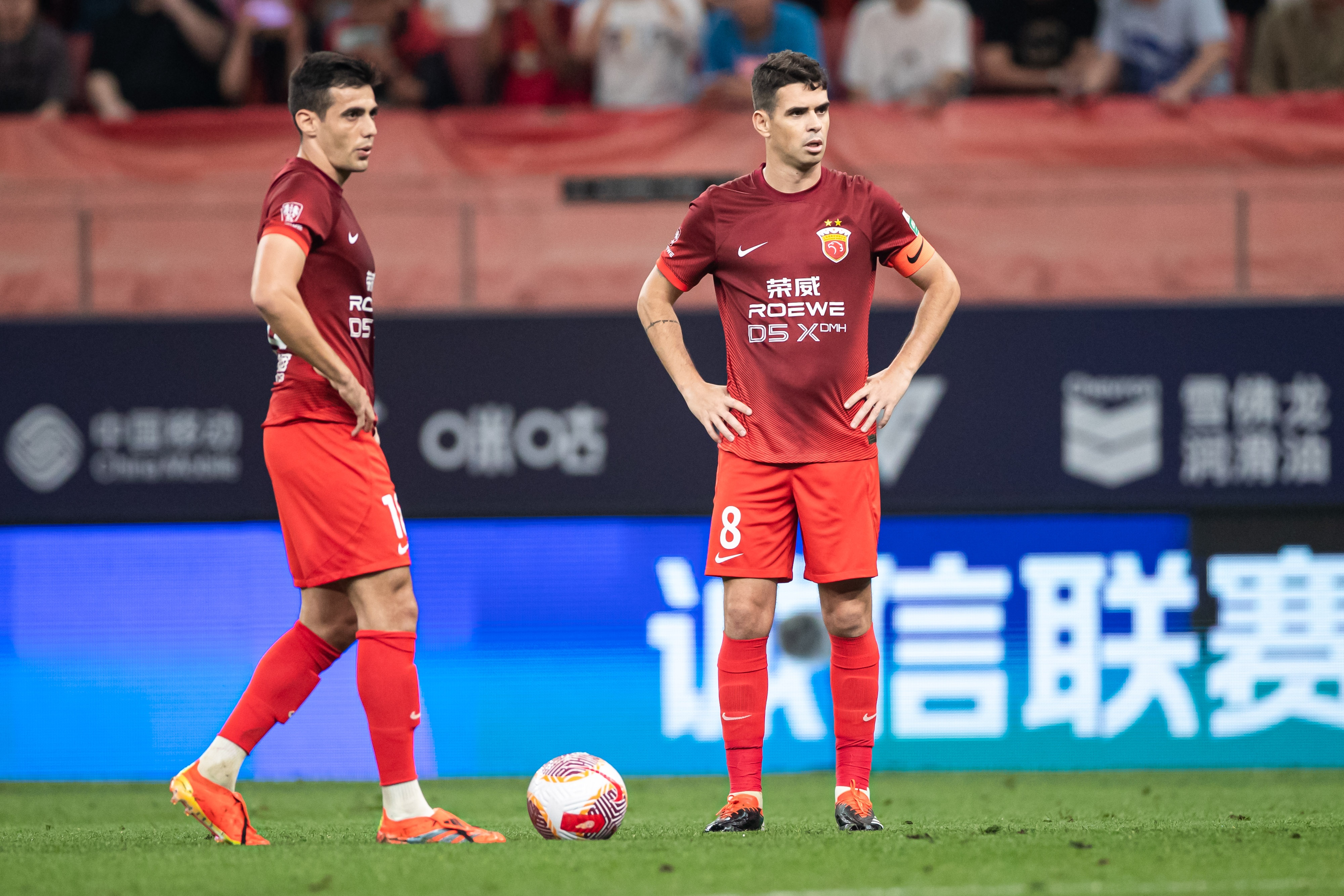 红红火火，欧预赛球场战况紧张，观众欢呼