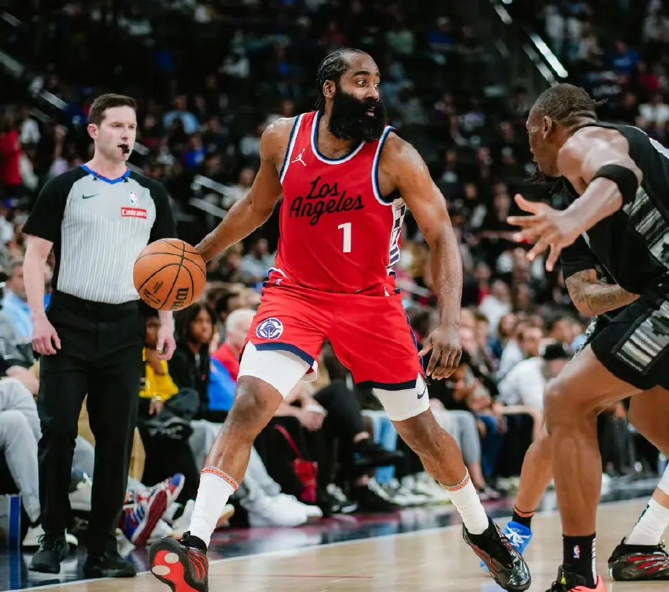 快船客场大捷,战胜马刺展示勇气 快船客场大捷,战胜马刺展示勇气