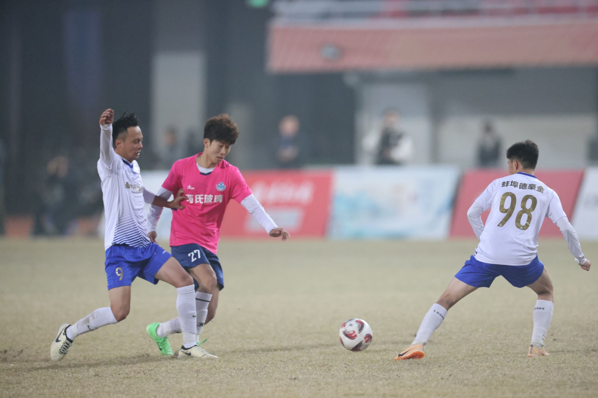 本土足球联赛战事激烈,球队斗志昂扬 本土足球联赛战事激烈,球队斗志昂扬