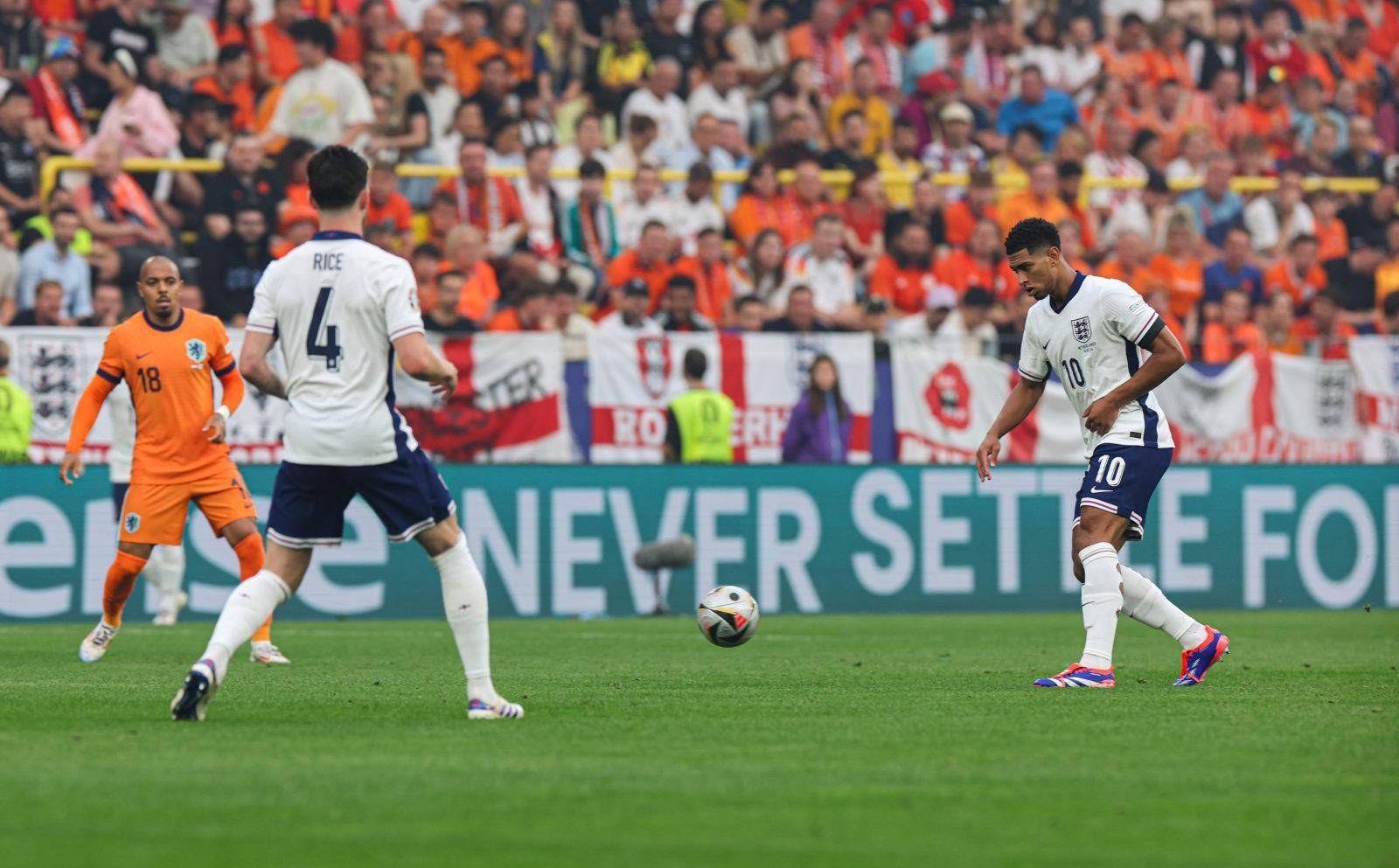 关于欧洲杯预赛比赛场上球员们完美配合取胜的信息 关于欧洲杯预赛比赛场上球员们完美配合取胜的信息