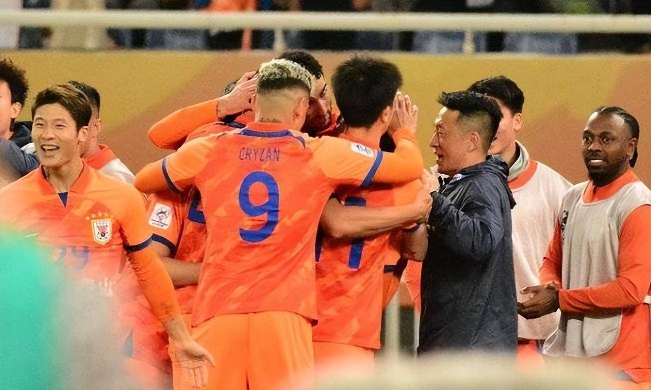 关键比赛现红牌风波，球员受到指责和批评的简单介绍