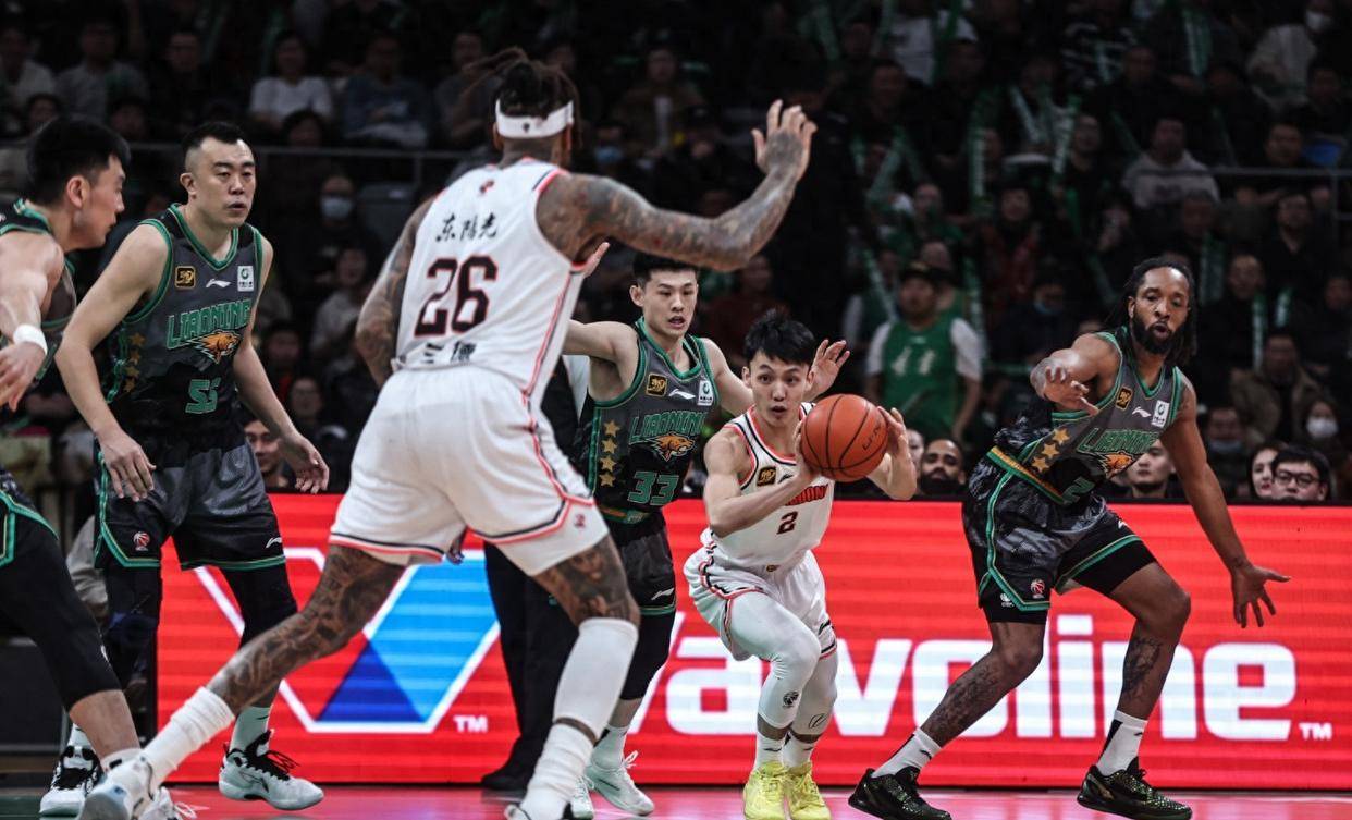 冠军争夺激烈!球队实力对抗 冠军争夺激烈!球队实力对抗