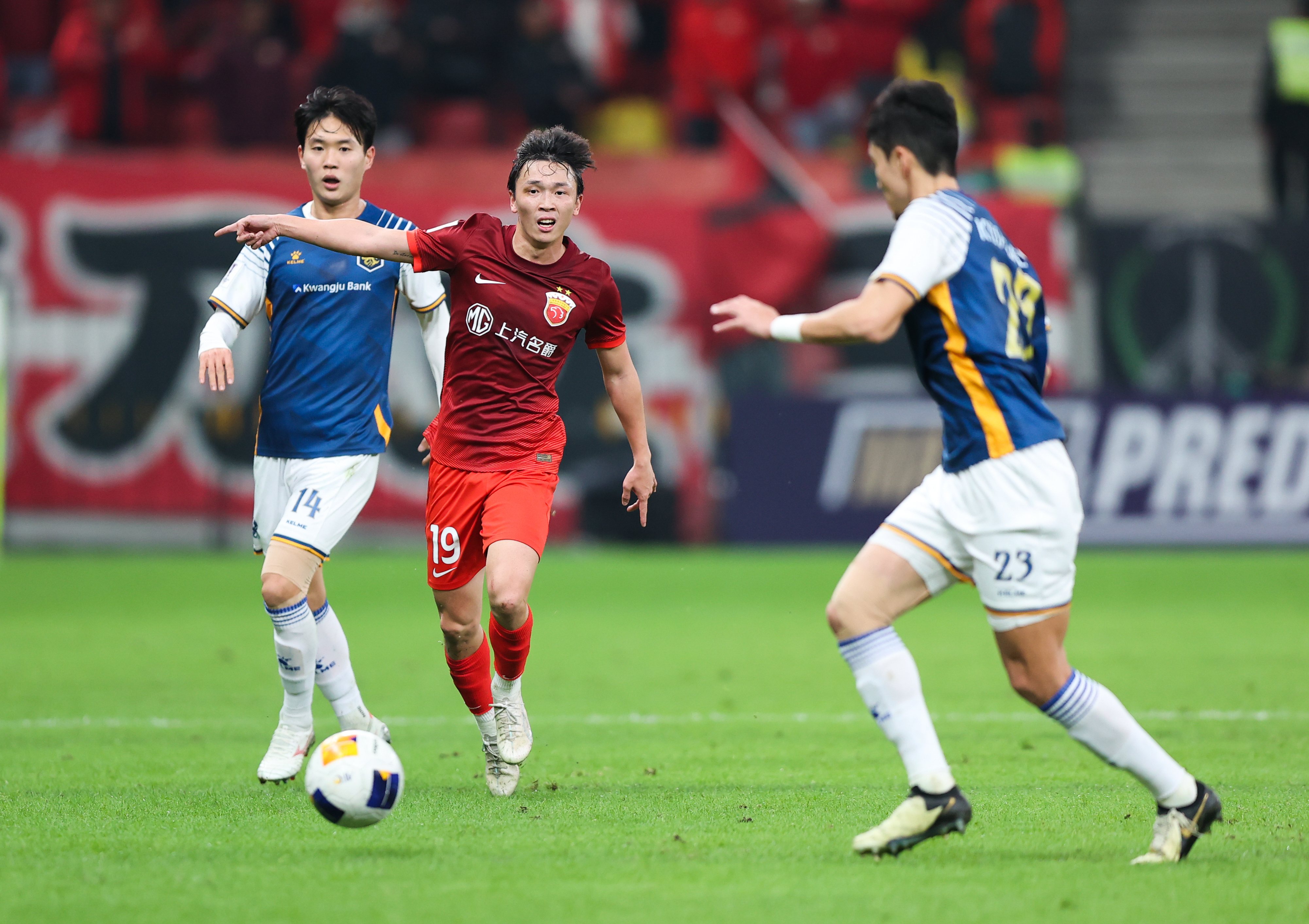 上海球队备战下一轮比赛,全队奋力冲刺 上海球队备战下一轮比赛,全队奋力冲刺