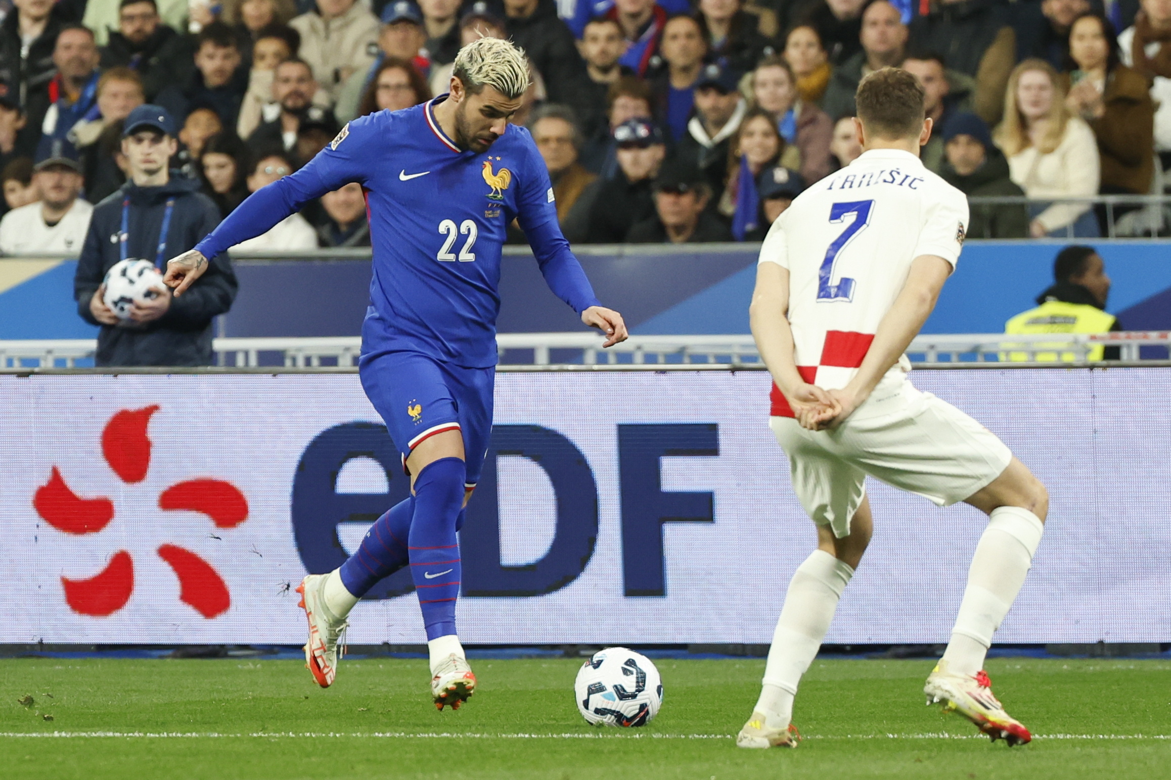 法国险胜荷兰,晋级欧预赛半决赛的简单介绍 法国险胜荷兰,晋级欧预赛半决赛的简单介绍