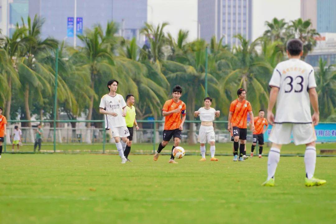 足球赛季开始后，球迷们非常兴奋