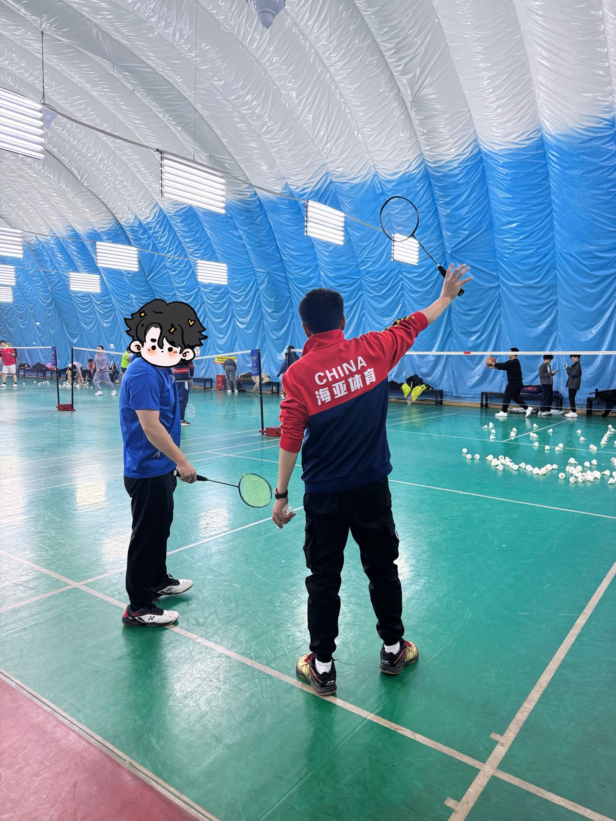 教练员在场边细心指导球员们 教练员在场边细心指导球员们