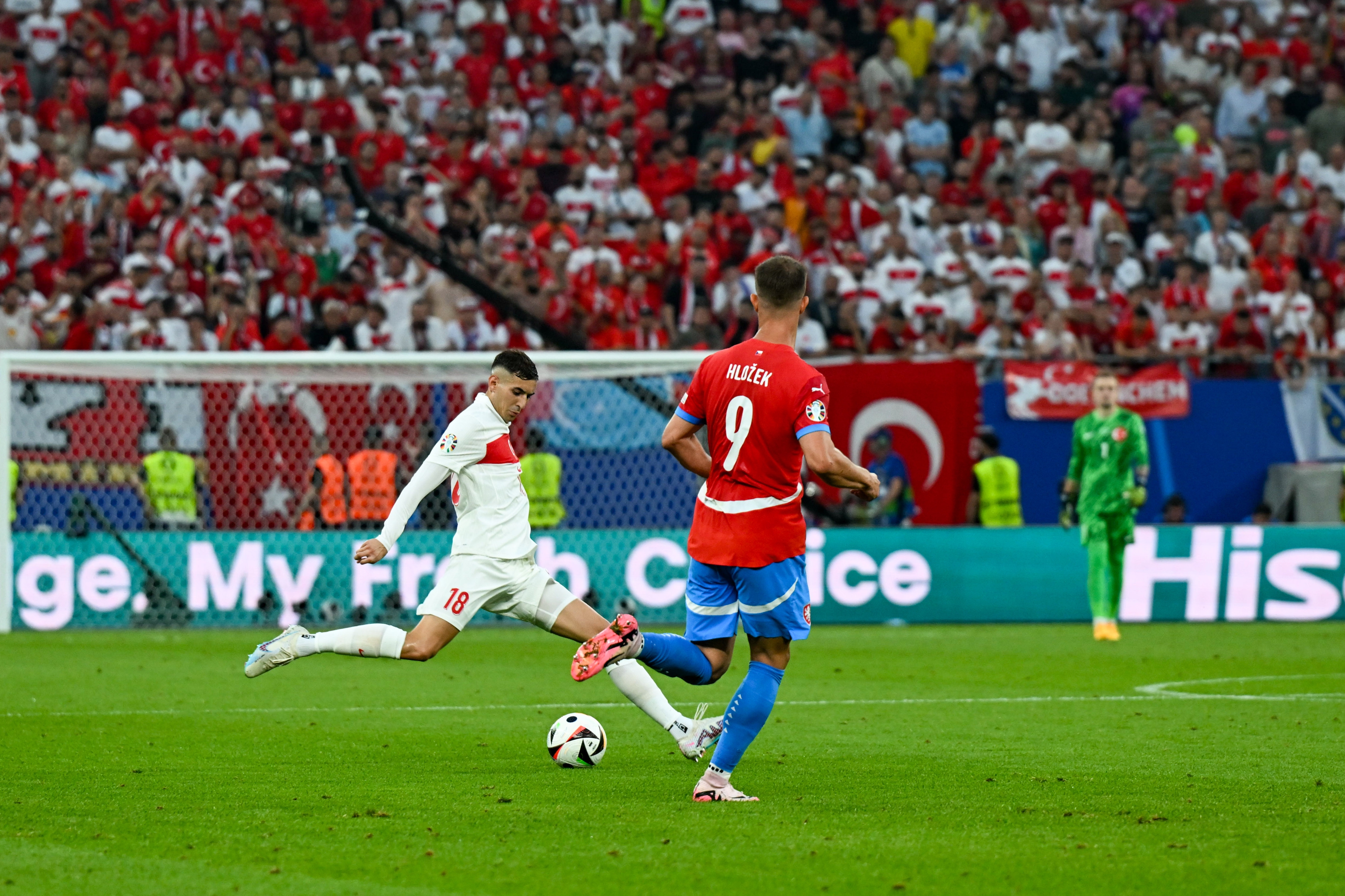 乌克兰队在预选赛中表现抢眼，备受瞩目