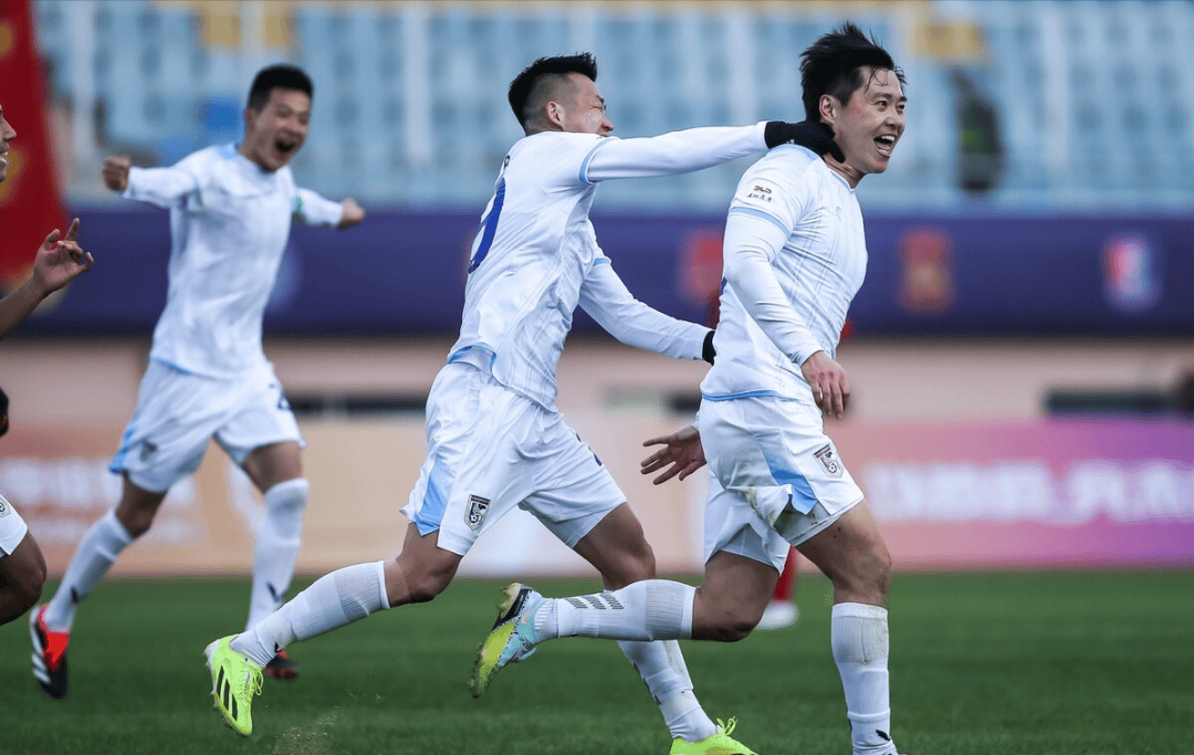 进球大战!两队球员争相破门得分秀技术 进球大战!两队球员争相破门得分秀技术