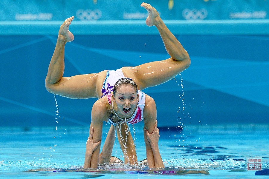 俄罗斯花游队优美动作,引人关注梦幻表演 俄罗斯花游队优美动作,引人关注梦幻表演