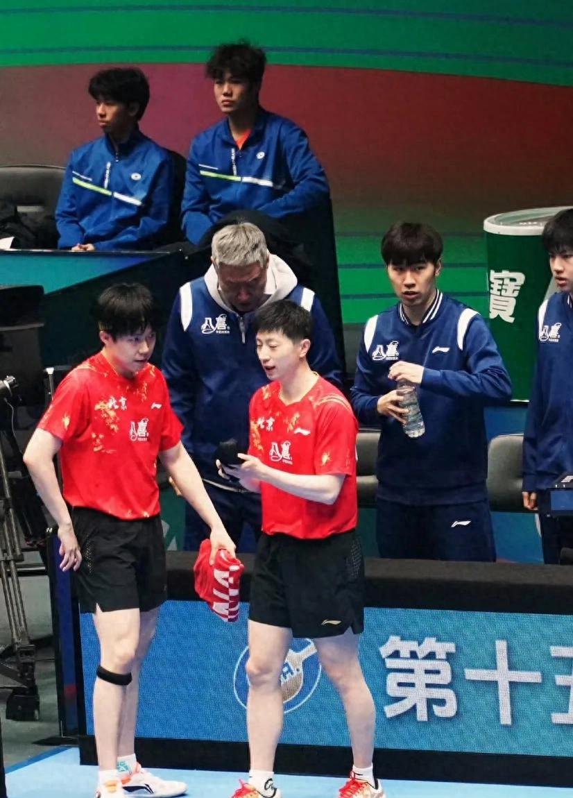 开云体育APP下载-精英对决，场上火药味十足，观众沸腾