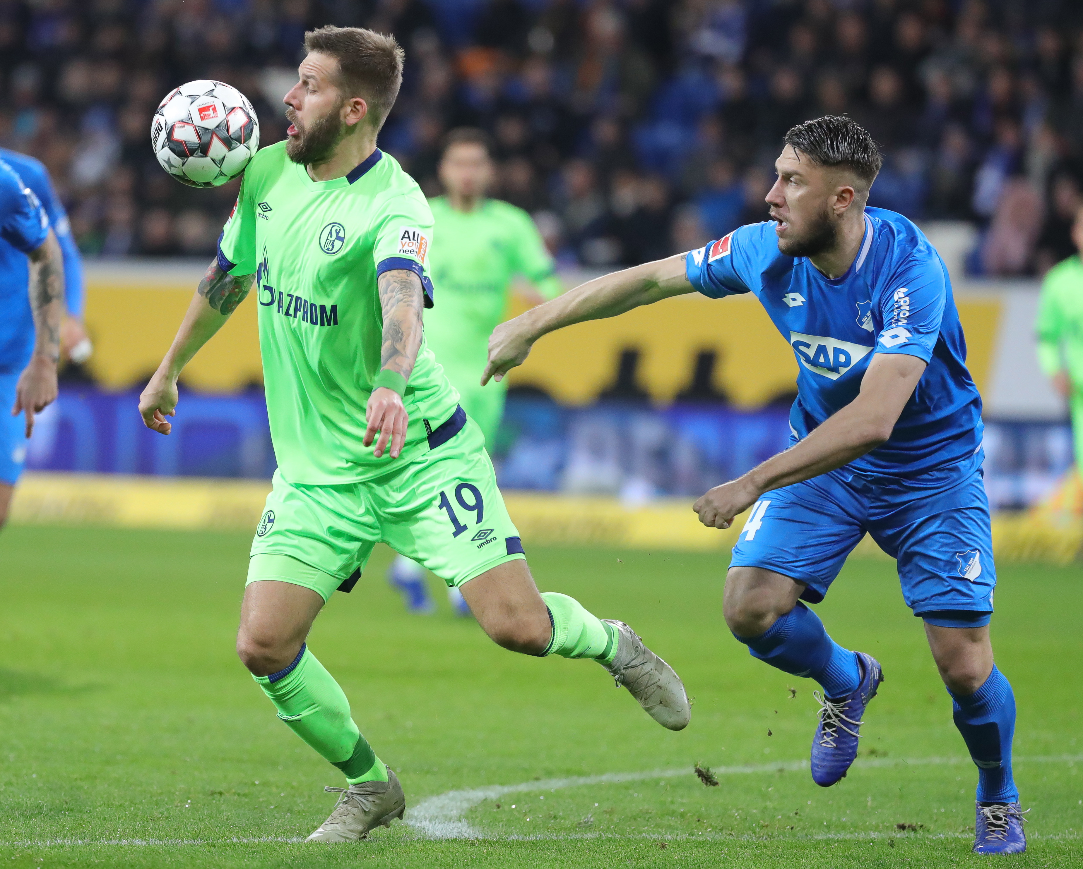 沙尔克客场战平对手,稳固中游排名 沙尔克客场战平对手,稳固中游排名