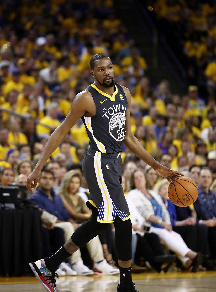 开云下载-NBA球员交易市场：火箭队愿意交易明星球员