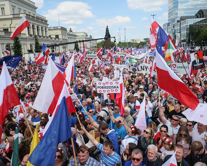 波兰国家队在对阵英格兰时势均力敌,战平收场 波兰国家队在对阵英格兰时势均力敌,战平收场