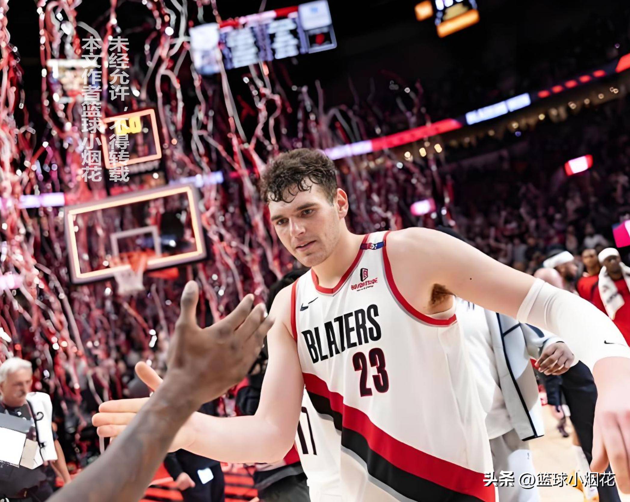 开拓者后卫遭受伤势不明,球队担心 开拓者后卫遭受伤势不明,球队担心