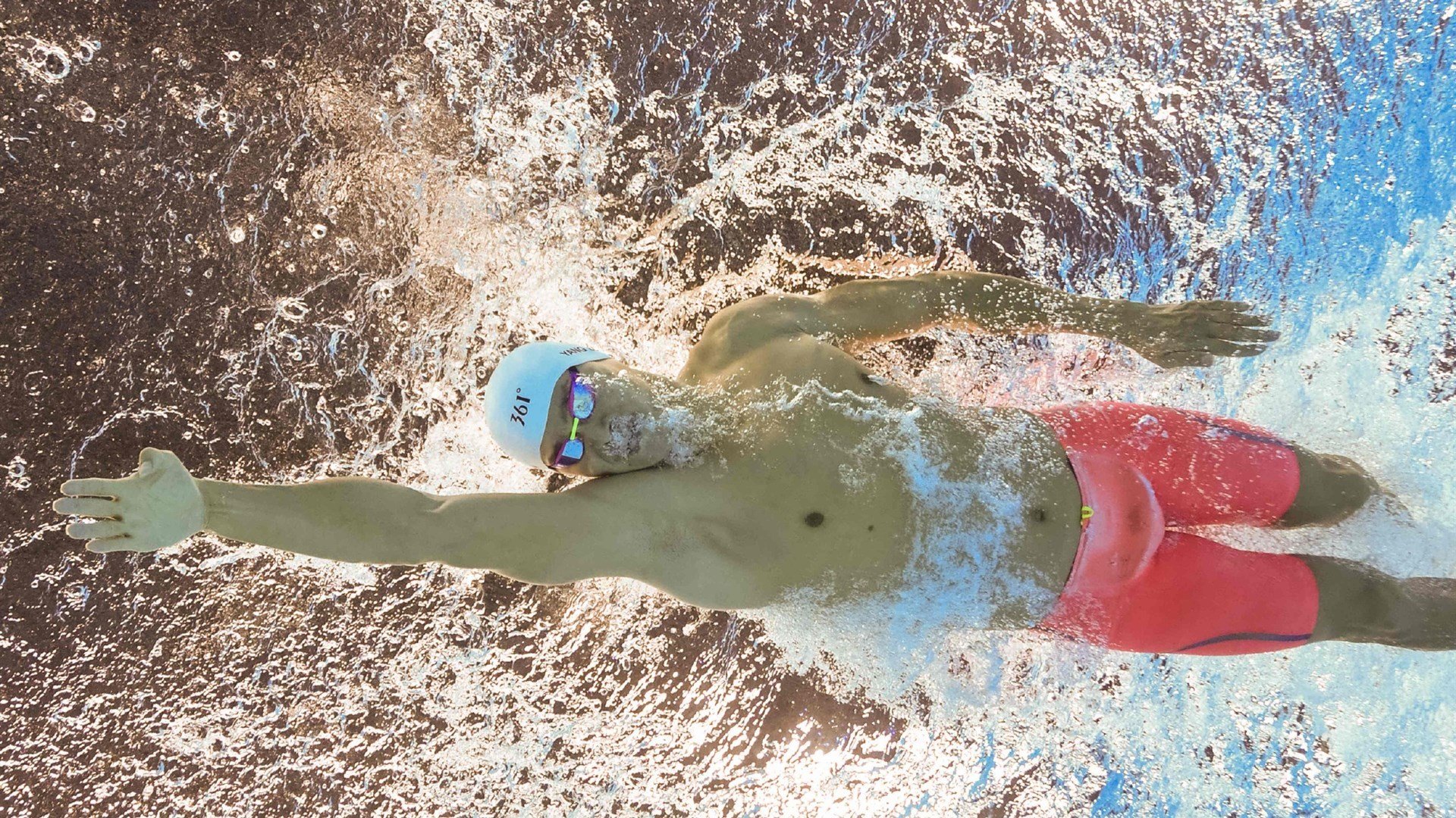 蓝黑军团征服法兰西,皮克火热状态铸就国际米兰欧战新篇章